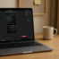 Image de Fond TikTok Live Studio – Gris Anthracite & Lignes Dorées